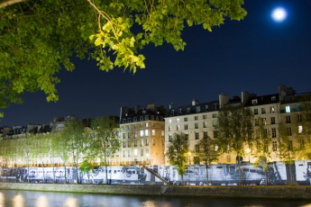 Affichage de JR sur l'Île Saint-Louis à Paris dans le cadre de son projet "Women are Heroes". Début de l'affichage en septembre 2009 à l'occasion de "La Nuit Blanche" (3 octobre), les photos ont disparues progressivement après de grosses pluies mi-octobre - Octobre 2009