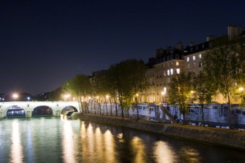 Affichage de JR sur l'Île Saint-Louis à Paris dans le cadre de son projet "Women are Heroes". Début de l'affichage en septembre 2009 à l'occasion de "La Nuit Blanche" (3 octobre), les photos ont disparues progressivement après de grosses pluies mi-octobre - Octobre 2009