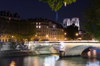 Affichage de JR sur l'Île Saint-Louis à Paris dans le cadre de son projet "Women are Heroes". Début de l'affichage en septembre 2009 à l'occasion de "La Nuit Blanche" (3 octobre), les photos ont disparues progressivement après de grosses pluies mi-octobre - Octobre 2009