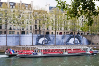 Affichage de JR sur l'Île Saint-Louis à Paris dans le cadre de son projet "Women are Heroes". Début de l'affichage en septembre 2009 à l'occasion de "La Nuit Blanche" (3 octobre), les photos ont disparues progressivement après de grosses pluies mi-octobre - Octobre 2009