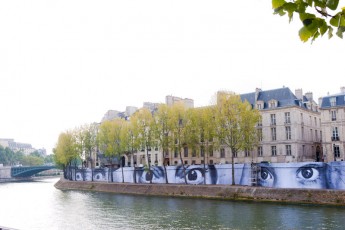 Affichage de JR sur l'Île Saint-Louis à Paris dans le cadre de son projet "Women are Heroes". Début de l'affichage en septembre 2009 à l'occasion de "La Nuit Blanche" (3 octobre), les photos ont disparues progressivement après de grosses pluies mi-octobre - Octobre 2009