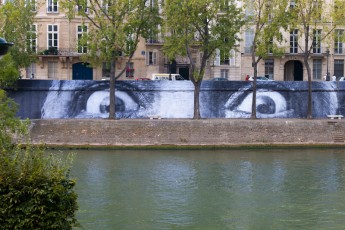 Affichage de JR sur l'Île Saint-Louis à Paris dans le cadre de son projet "Women are Heroes". Début de l'affichage en septembre 2009 à l'occasion de "La Nuit Blanche" (3 octobre), les photos ont disparues progressivement après de grosses pluies mi-octobre - Octobre 2009