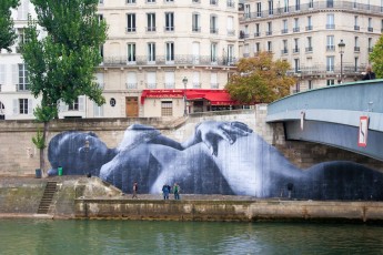 Affichage de JR sur l'Île Saint-Louis à Paris dans le cadre de son projet "Women are Heroes". Début de l'affichage en septembre 2009 à l'occasion de "La Nuit Blanche" (3 octobre), les photos ont disparues progressivement après de grosses pluies mi-octobre - Octobre 2009