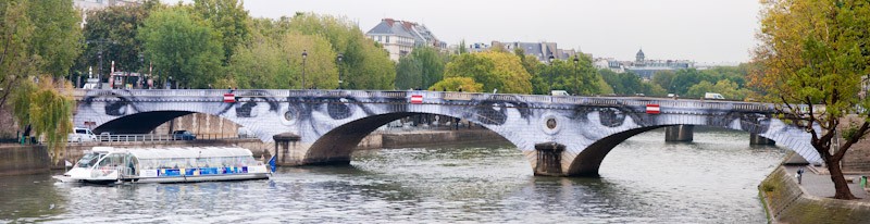 Affichage de JR sur l'Île Saint-Louis à Paris dans le cadre de son projet "Women are Heroes". Début de l'affichage en septembre 2009 à l'occasion de "La Nuit Blanche" (3 octobre), les photos ont disparues progressivement après de grosses pluies mi-octobre - Octobre 2009