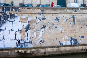 Affichage de JR sur l'Île Saint-Louis à Paris dans le cadre de son projet "Women are Heroes". Début de l'affichage en septembre 2009 à l'occasion de "La Nuit Blanche" (3 octobre), les photos ont disparues progressivement après de grosses pluies mi-octobre - Octobre 2009