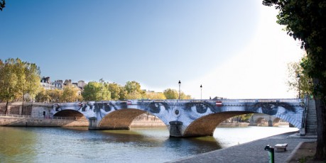 Affichage de JR sur l'Île Saint-Louis à Paris dans le cadre de son projet "Women are Heroes". Début de l'affichage en septembre 2009 à l'occasion de "La Nuit Blanche" (3 octobre), les photos ont disparues progressivement après de grosses pluies mi-octobre - Octobre 2009