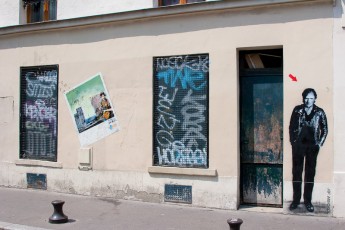 Jef Aérosol - Rue de la Buttes aux Cailles 13è - Le photographe avec un pochoir de Jana und Js - Juin 2010