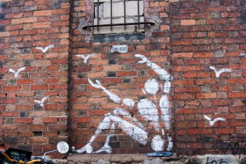 Jérôme Mesnager - Rue de l'Ourcq 19è sous un Space Invader - Février 2010