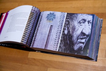 Graffiti365 aux éditions Abrams - Deux photos pour C'Tink. Un livre sur le street art très instructif, il est organisé en 365 chapitres qui vont chacun parler d'un artiste, d'un événement, d'une technique, ou en tout cas d'un thème aillant trait à l'art urbain. J'ai contribué en illustrant les pages de Blek le rat, C'Tink, Claudio Ethos, Fafi et JR.