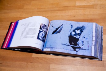 Graffiti365 aux éditions Abrams - Trois photos pour Claudio Ethos. Un livre sur le street art très instructif, il est organisé en 365 chapitres qui vont chacun parler d'un artiste, d'un événement, d'une technique, ou en tout cas d'un thème aillant trait à l'art urbain. J'ai contribué en illustrant les pages de Blek le rat, C'Tink, Claudio Ethos, Fafi et JR.