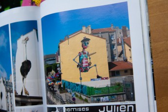 Graffiti Art #9 - Trois photos de l'autruche géante de Bonom et une du bon français de Pixel Pancho dans la rubrique Outdoor.