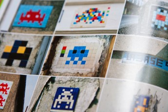 L'invasion de Paris 2.0 par l'Invader. Plusieurs de mes photos dans ce nouveau guide d'invasion et surtout le grand plaisir que l'Invader m'ai demandé de lui écrire un petit texte qui tiens une bonne place dans le livre même si il était à la base beaucoup plus long.